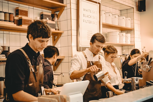 Equipo de trabajo en restaurante con buena comunicación y bajo índice de rotación