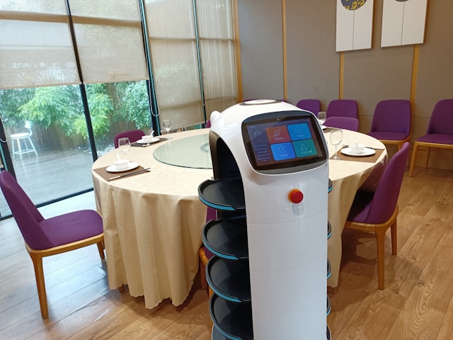Equipo de hostelería atendiendo con tecnología y calidez al cliente moderno